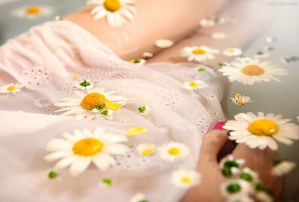 For lumbar osteochondrosis, bathing with the addition of chamomile flowers is recommended. 